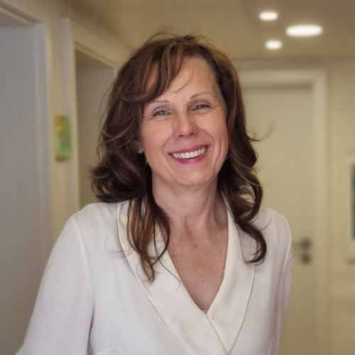 Carola C. Ebbert steht am Eingang ihrer Praxis